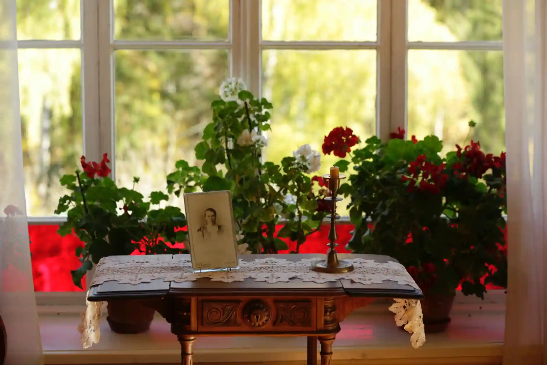 Average funeral cost memorial flowers and candle for Evaheld Memorials — visual about What changes the price most: burial, cremation or ceremony choices? for Averag by Evaheld Memorials