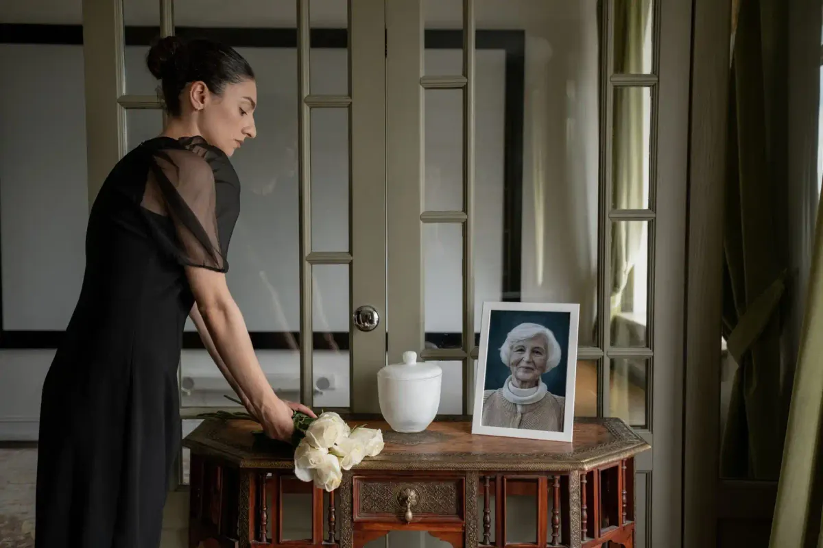 Online Memorial vs Obituary vs Tribute Page: What Is the Difference memo — featured visual for Online Memorial vs Obituary vs Tribute Page: What Is the Difference? by Evaheld Memorials